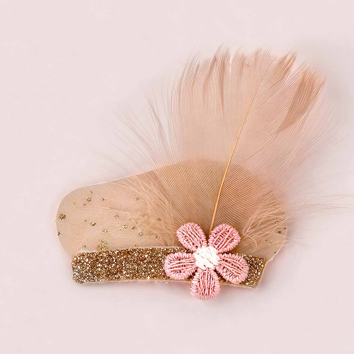 Beige Pietenspeldje met zacht veertje en roze bloem