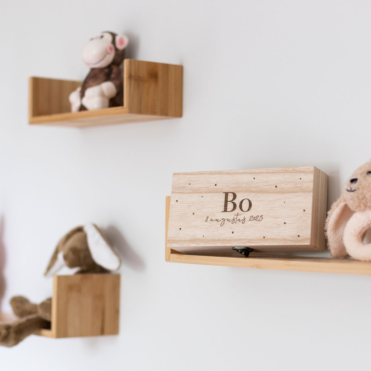 Gepersonaliseerd doosje met naam op een wandplankje in de kinderkamer