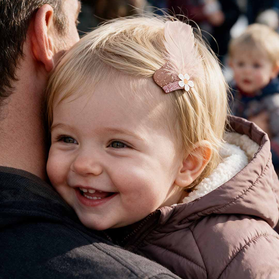Lachende peuter met een bruin Pietenspeldje