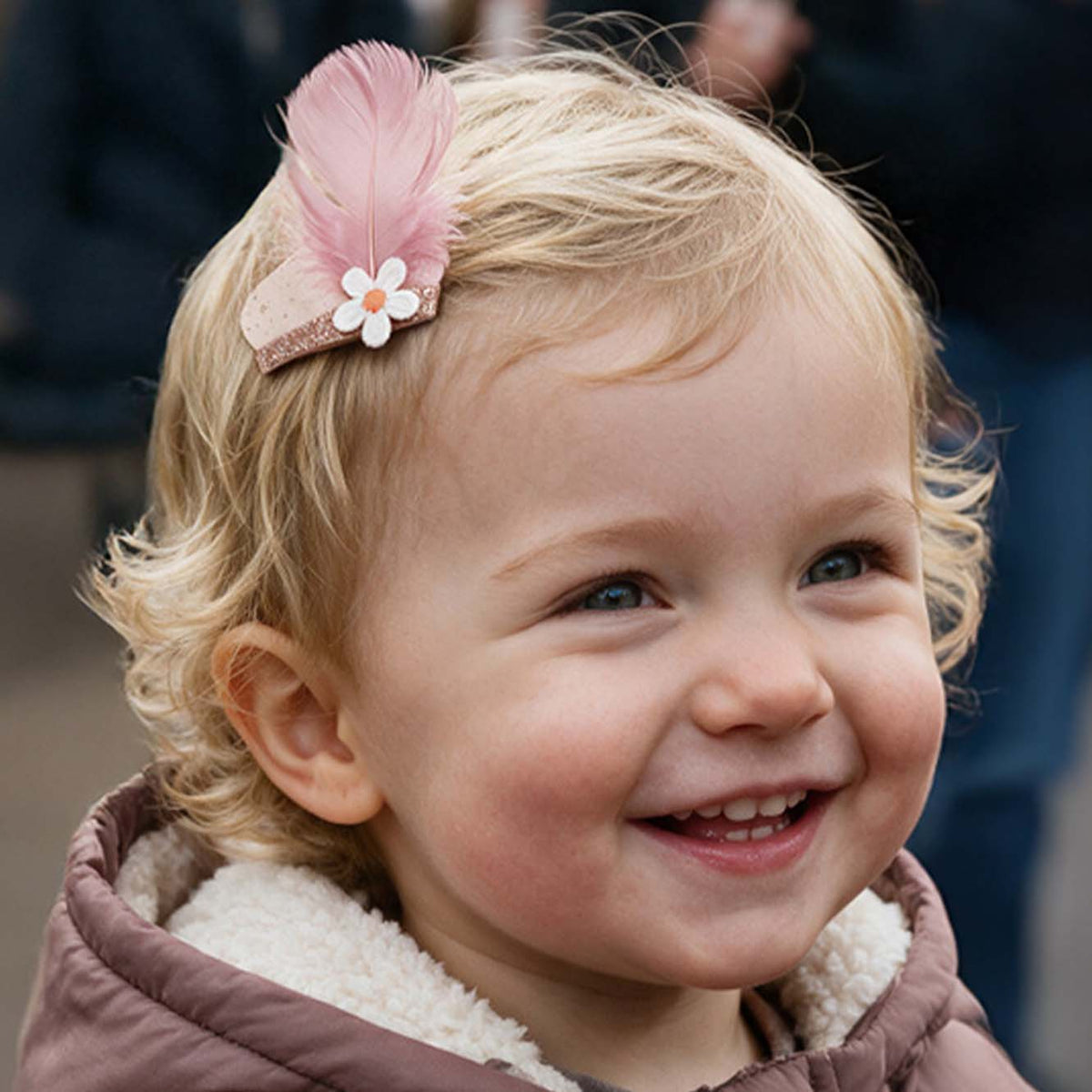 Lachend meisje met het lichtroze Pietenspeldje in haar haar