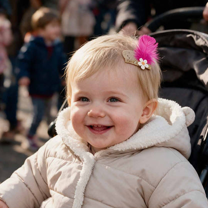 Lachend meisje met een Pietenspeldje met roze veer